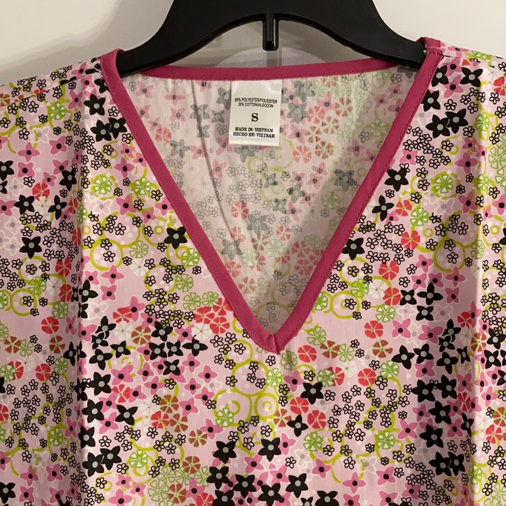 Scrub top - Picture 2 of 5